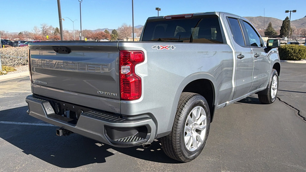 Used 2025 Chevrolet Silverado 1500 Custom image 3
