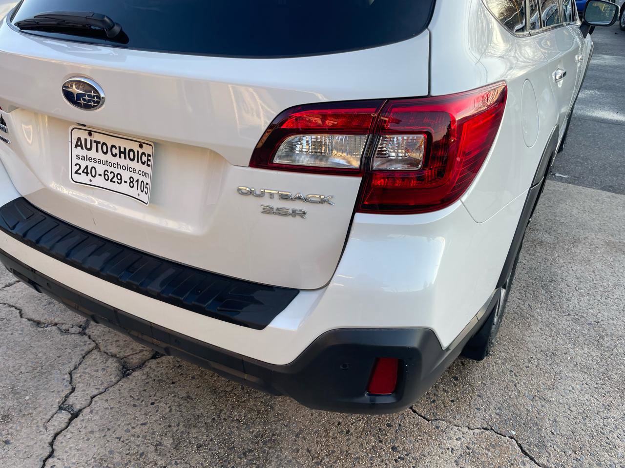 Used 2018 Subaru Outback 3.6R Touring image 12