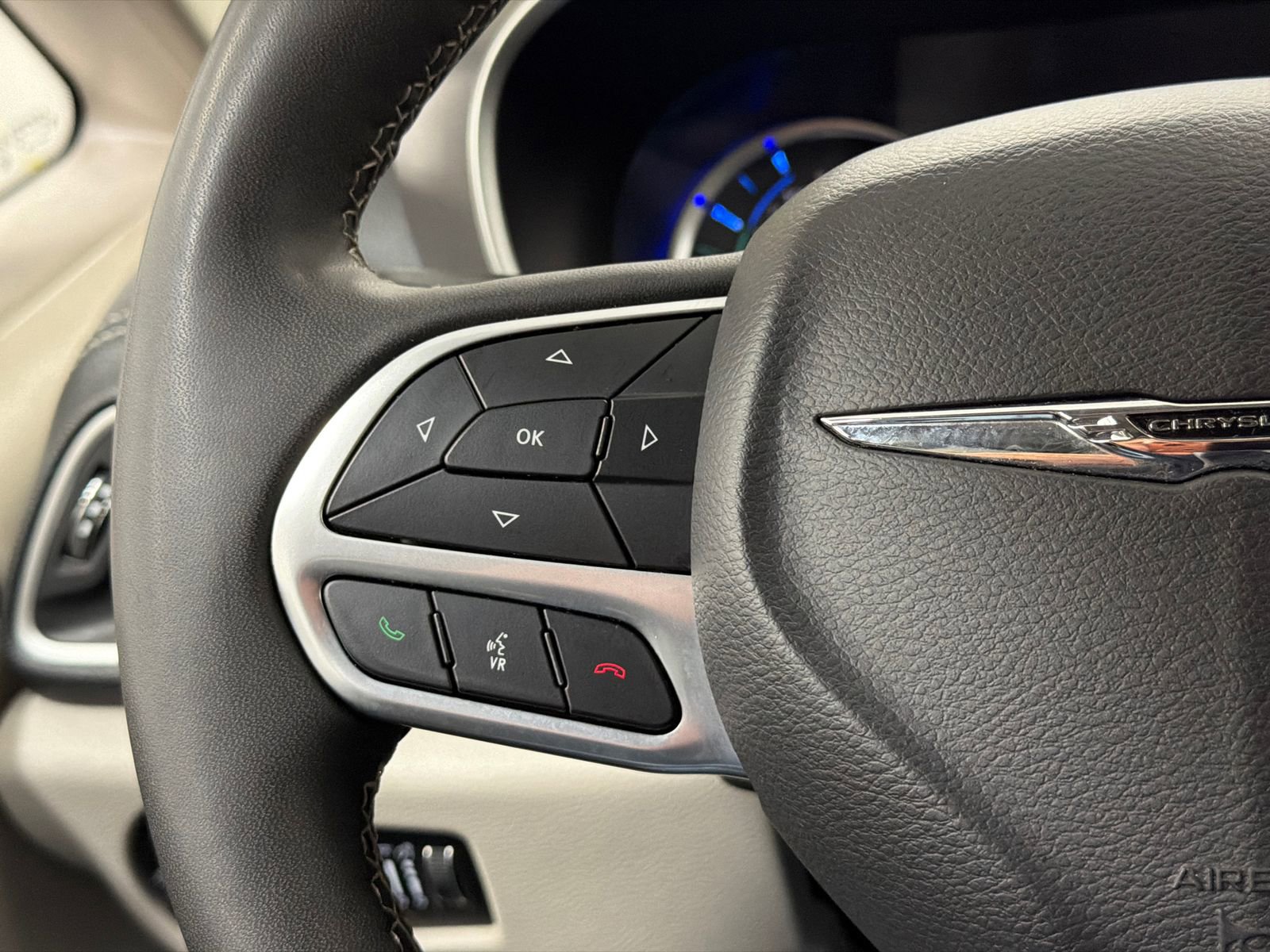 Used 2023 Chrysler Pacifica Touring-L FWD image 23