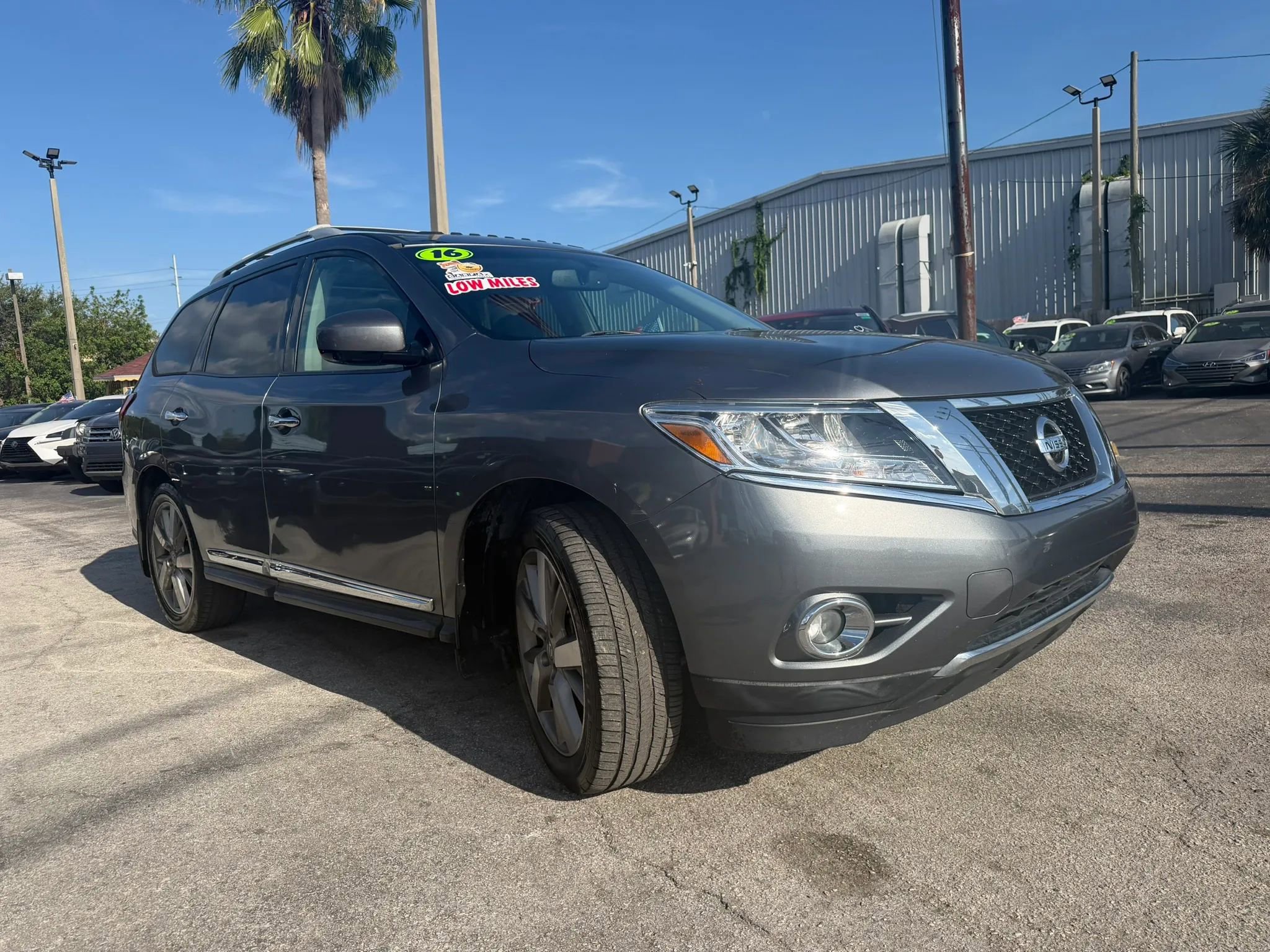 Used 2016 Nissan Pathfinder Platinum w/ Cargo Package AWD/4WD image 3