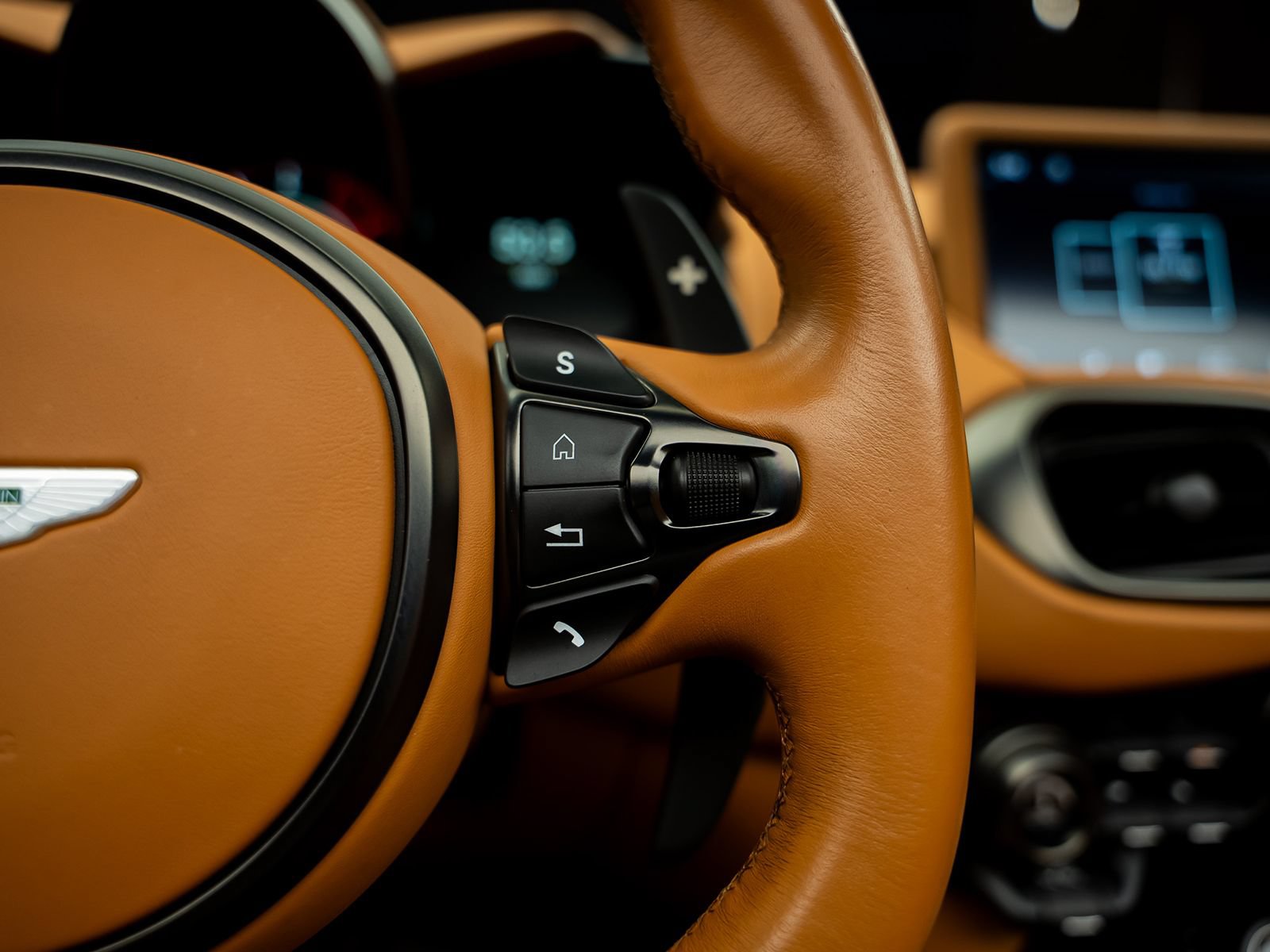 Used 2023 Aston Martin V8 Vantage Roadster RWD image 37