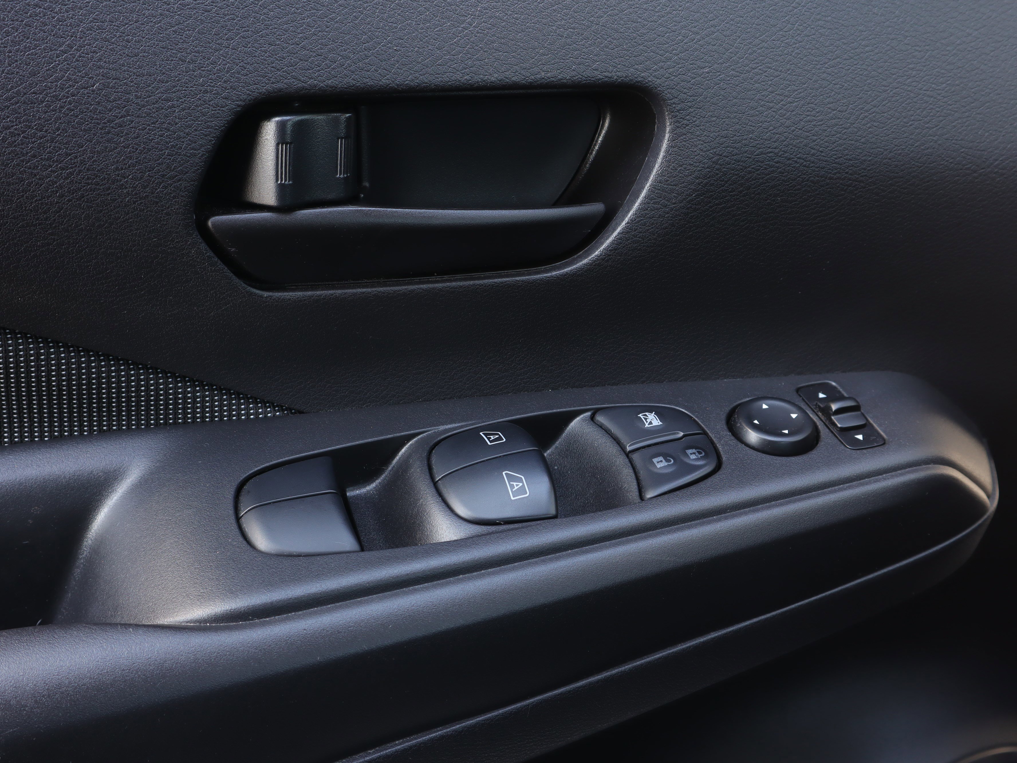 Used 2020 Nissan Kicks S image 19