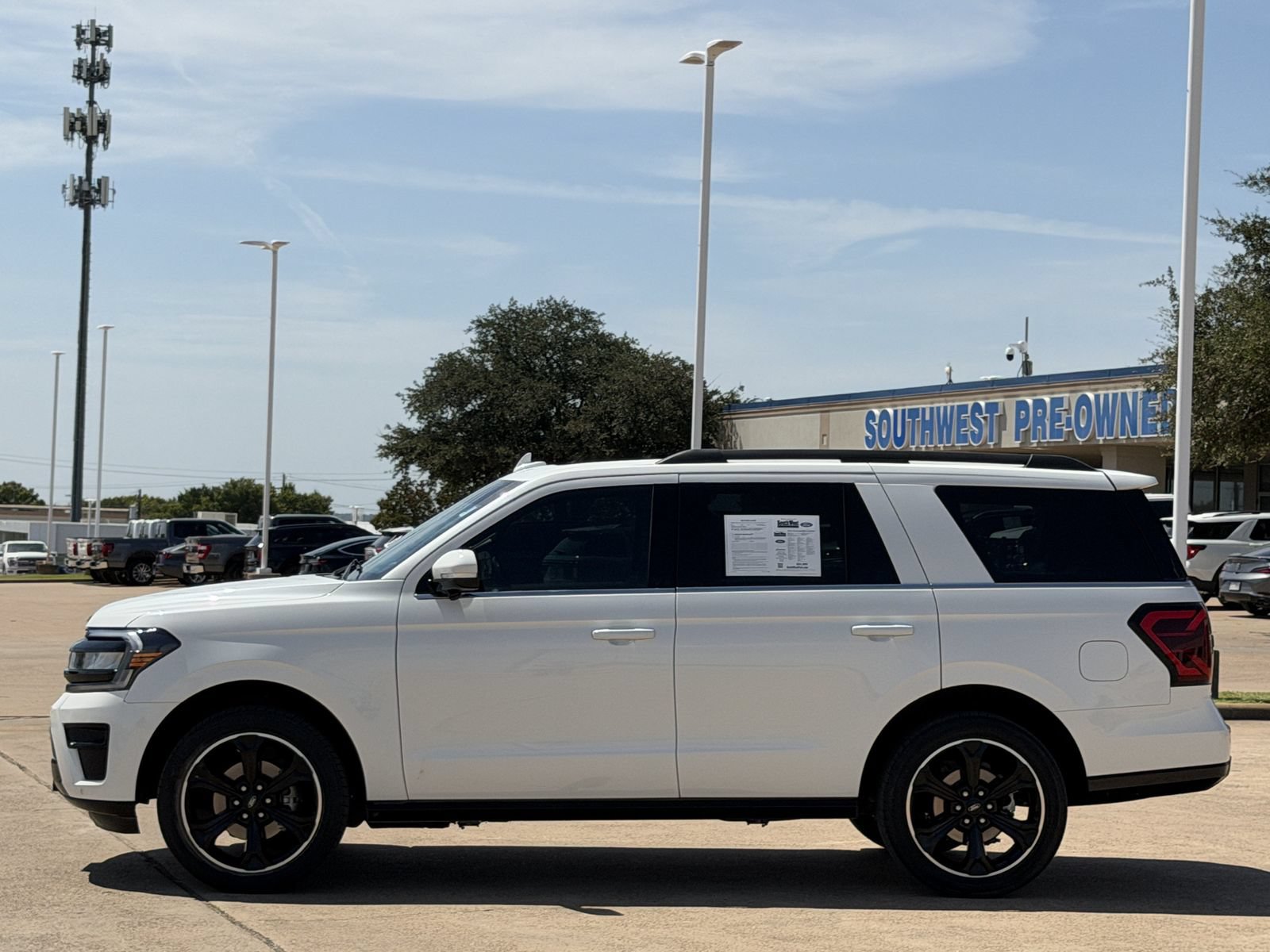 Used 2023 Ford Expedition Limited AWD/4WD image 7