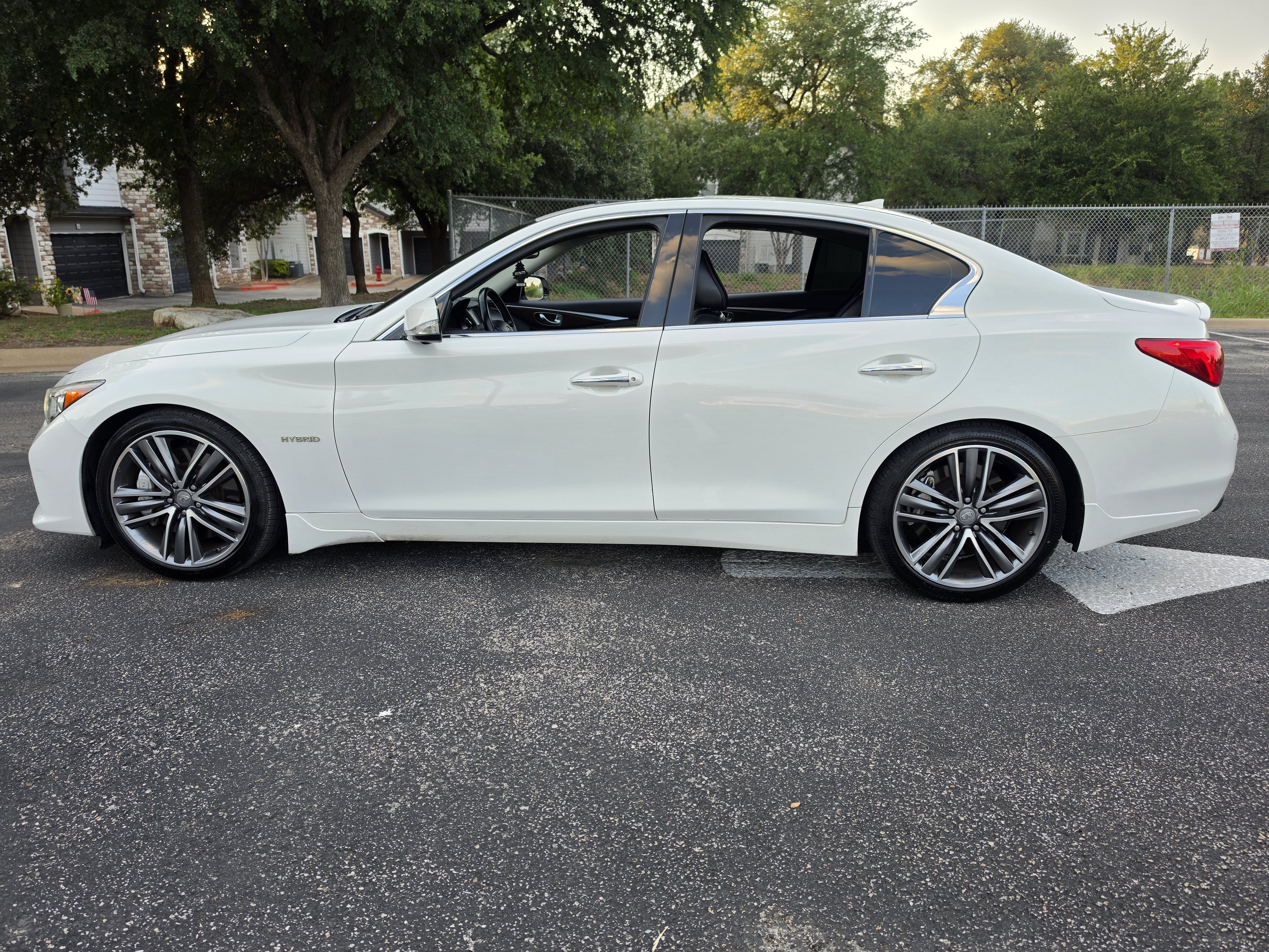 Used 2014 INFINITI Q50 Hybrid w/ Deluxe Technology Package RWD image 4