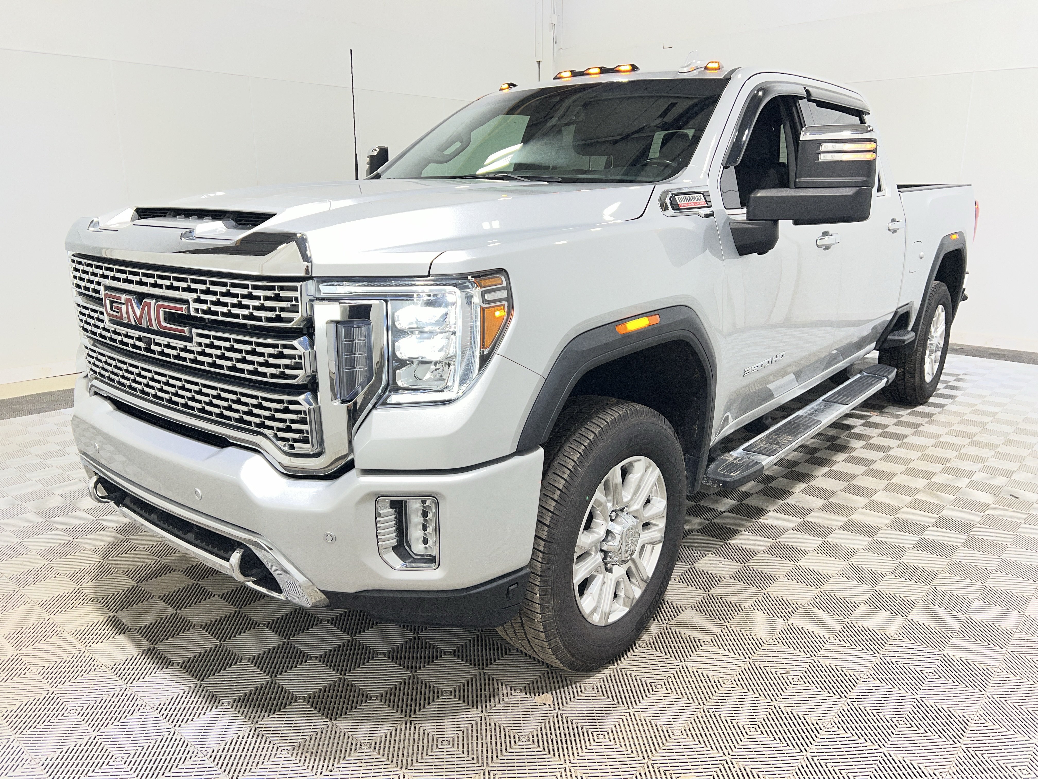 Used 2022 GMC Sierra 3500 Denali AWD/4WD image 1