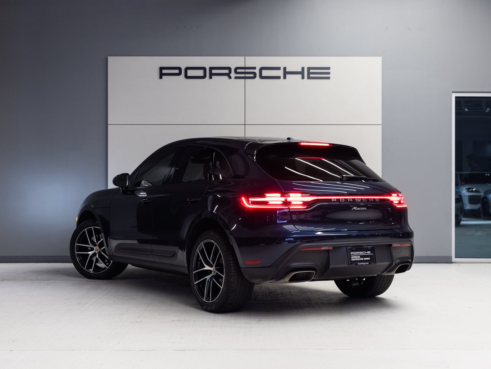 Certified 2023 Porsche Macan AWD/4WD image 3