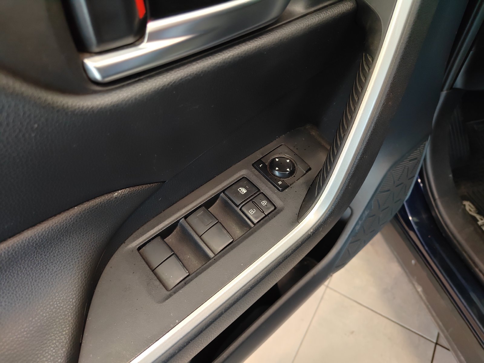 Used 2019 Toyota RAV4 XLE w/ Convenience Package AWD/4WD image 8