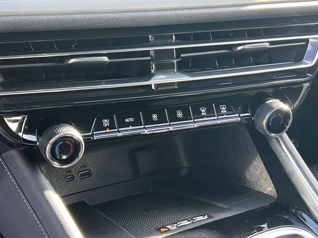 Used 2025 Chevrolet Traverse LT image 18