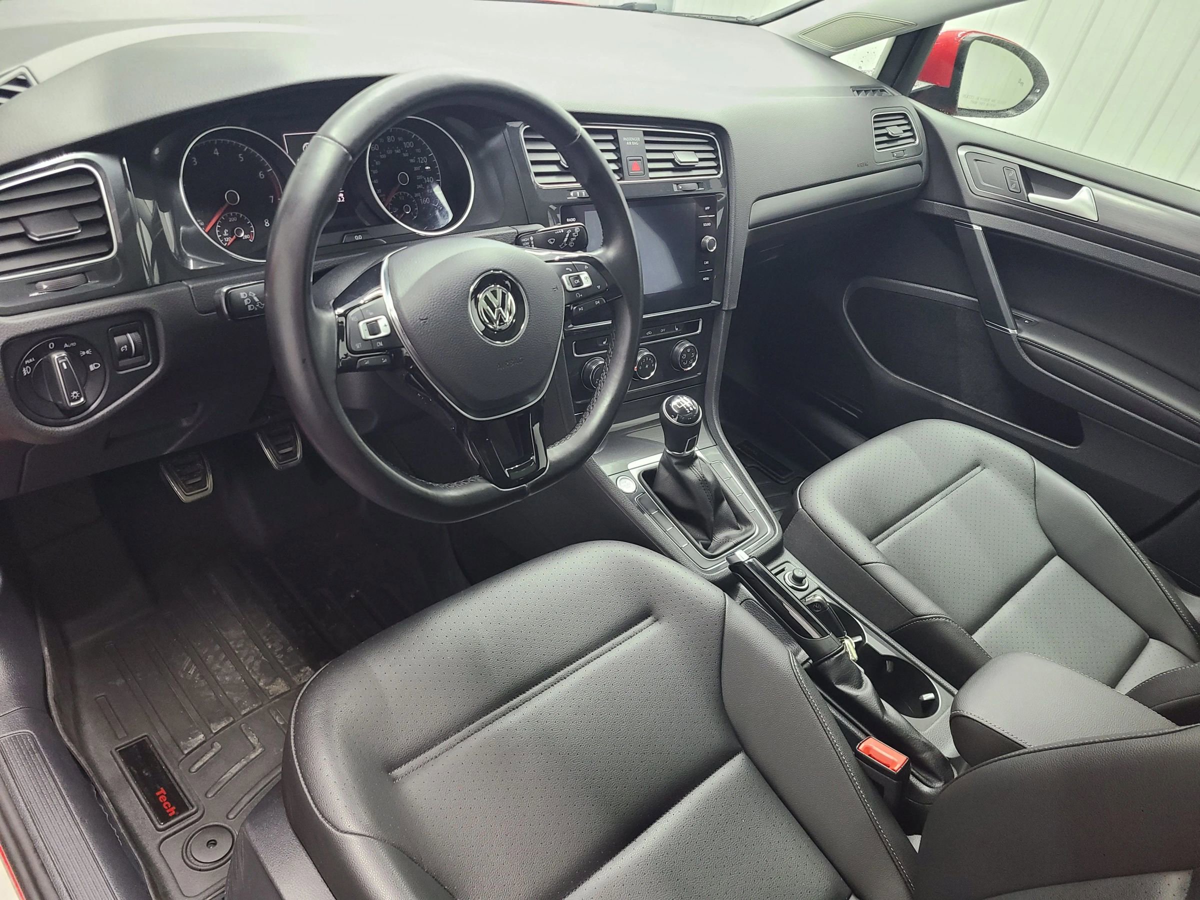 Used 2018 Volkswagen Golf SE image 24