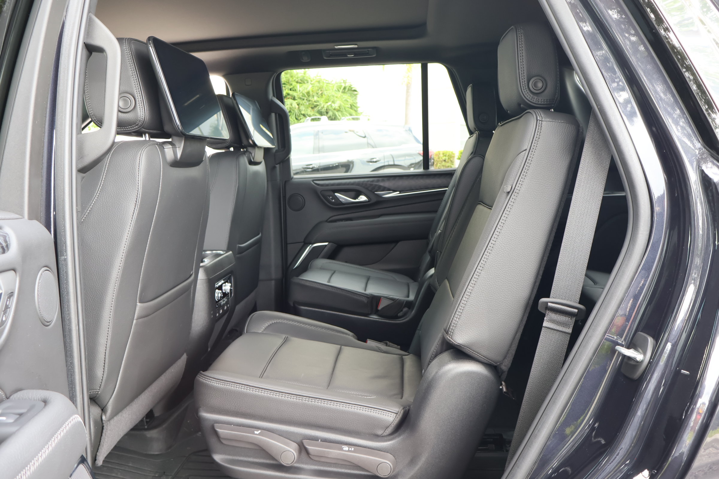 Used 2024 GMC Yukon Denali w/ Advanced Technology Package AWD/4WD image 19