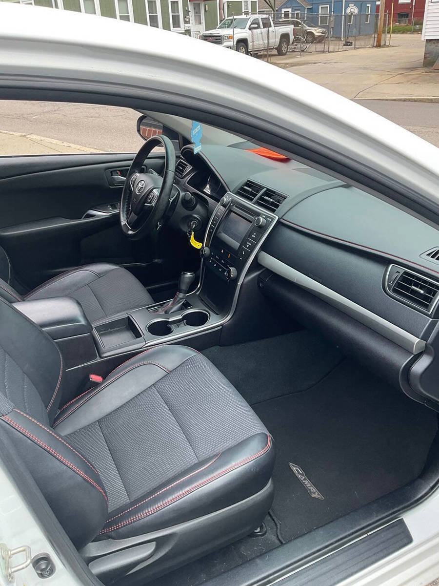 Used 2016 Toyota Camry SE w/ Moonroof Package FWD image 7