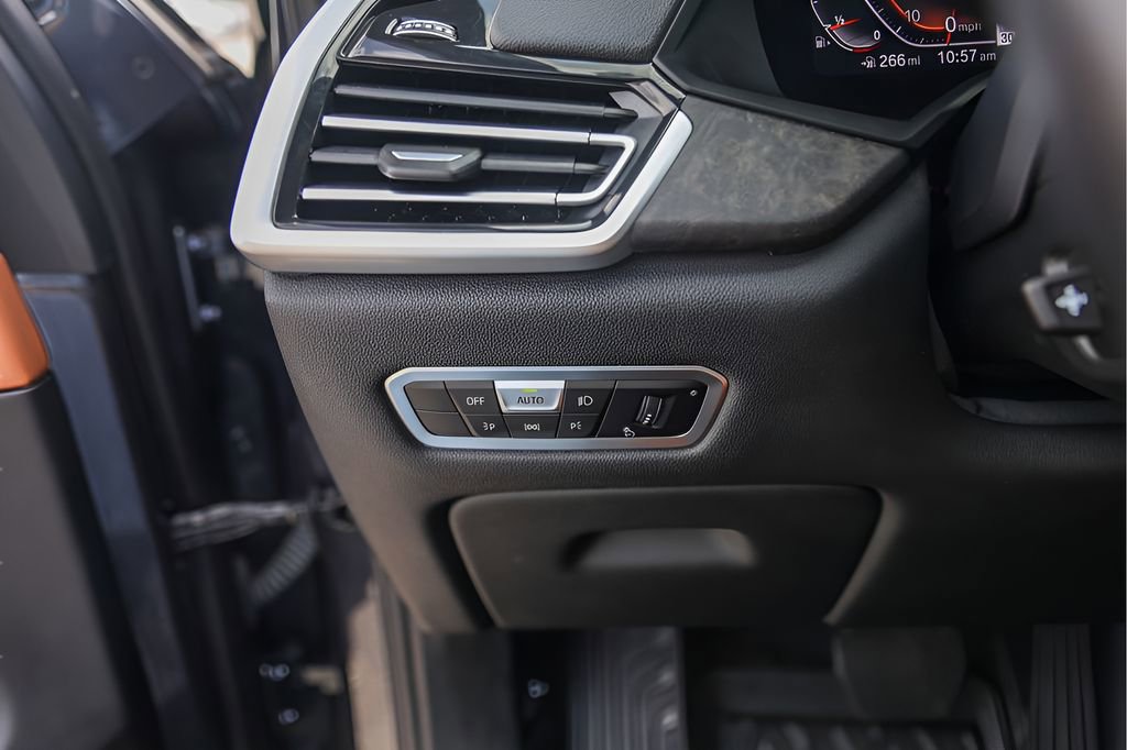 Used 2022 BMW X5 sDrive40i w/ Executive Package image 18