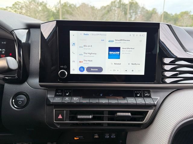 Used 2025 Toyota Camry SE w/ Convenience Package image 18