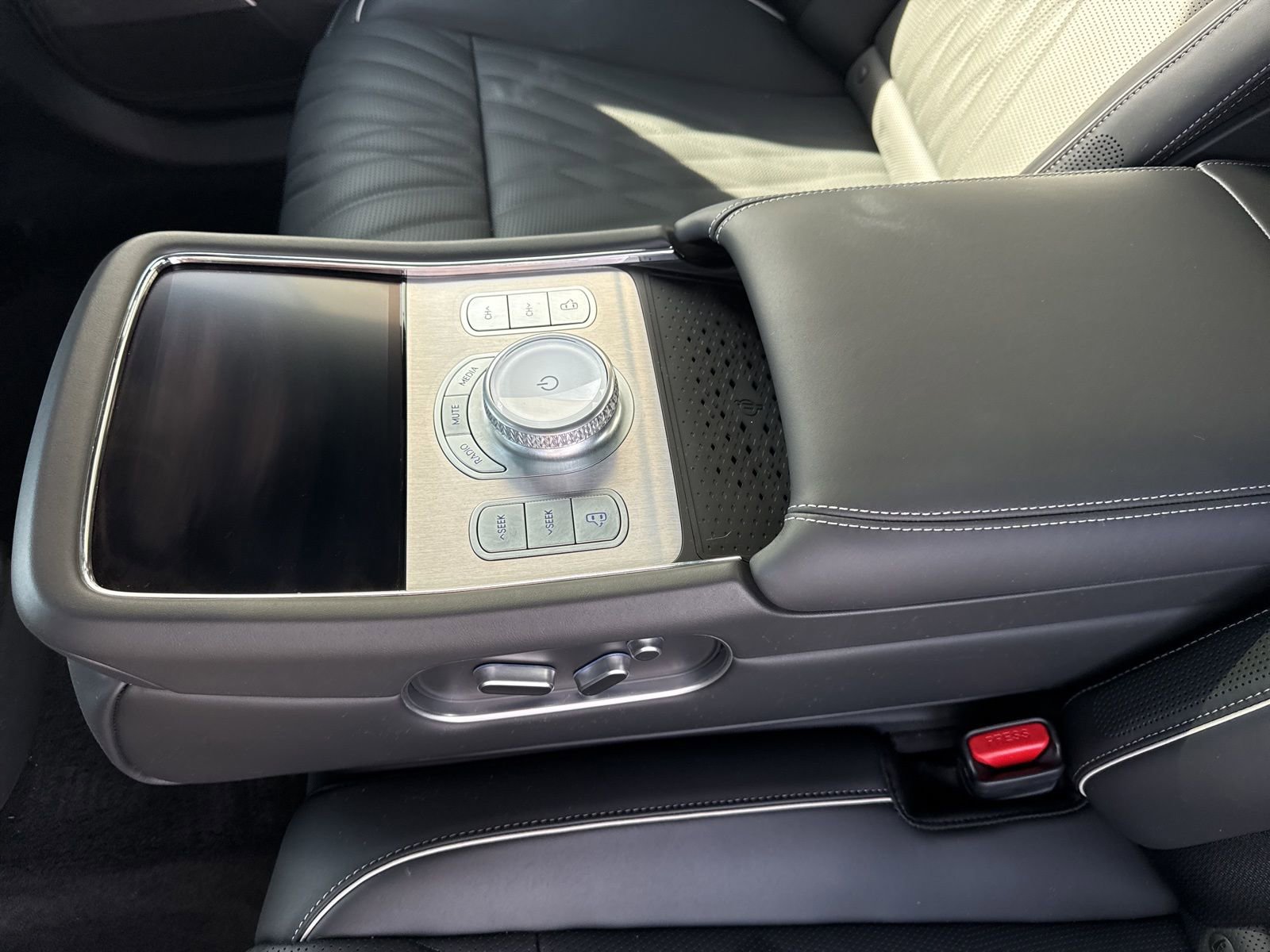 Used 2025 Genesis G90 3.5T image 15