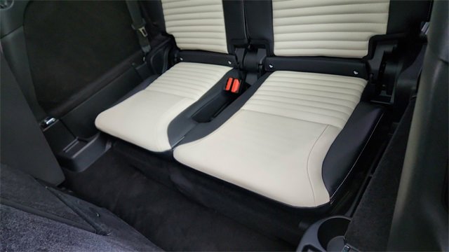 Used 2024 Land Rover Discovery Dynamic SE image 30