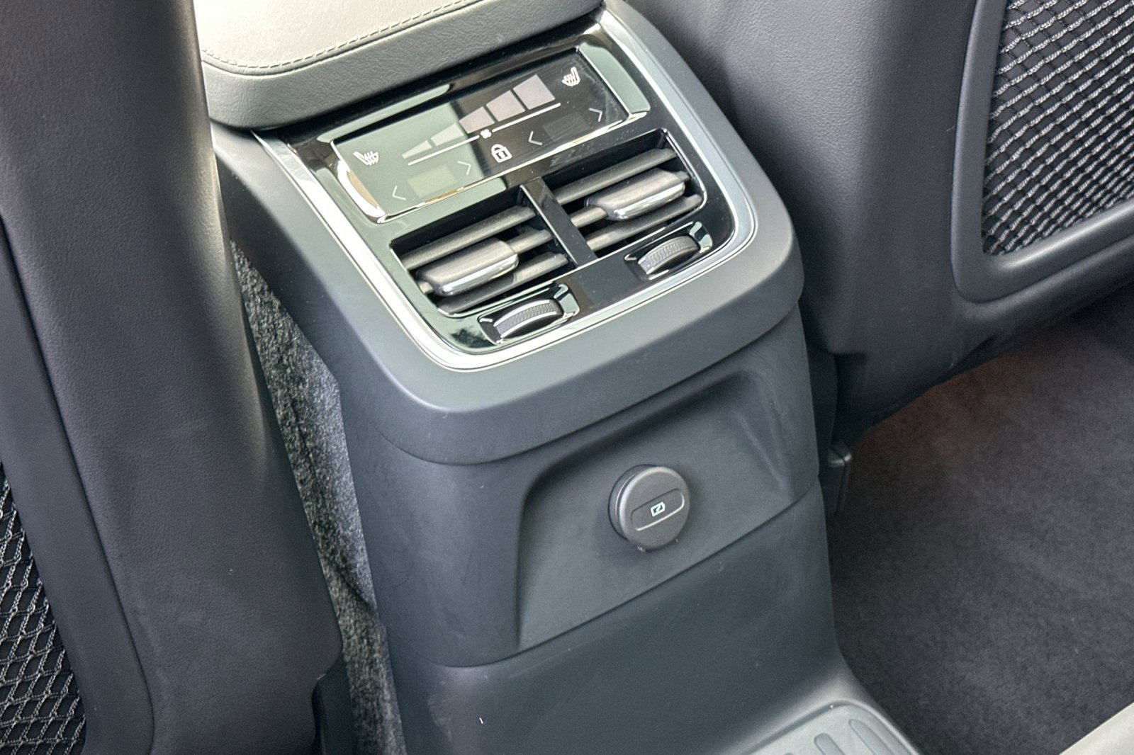 Certified 2025 Volvo XC90 T8 Ultra w/ Protection Package Premier image 13