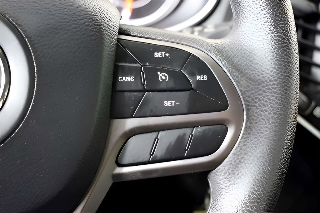 Used 2021 Jeep Cherokee Latitude FWD image 24