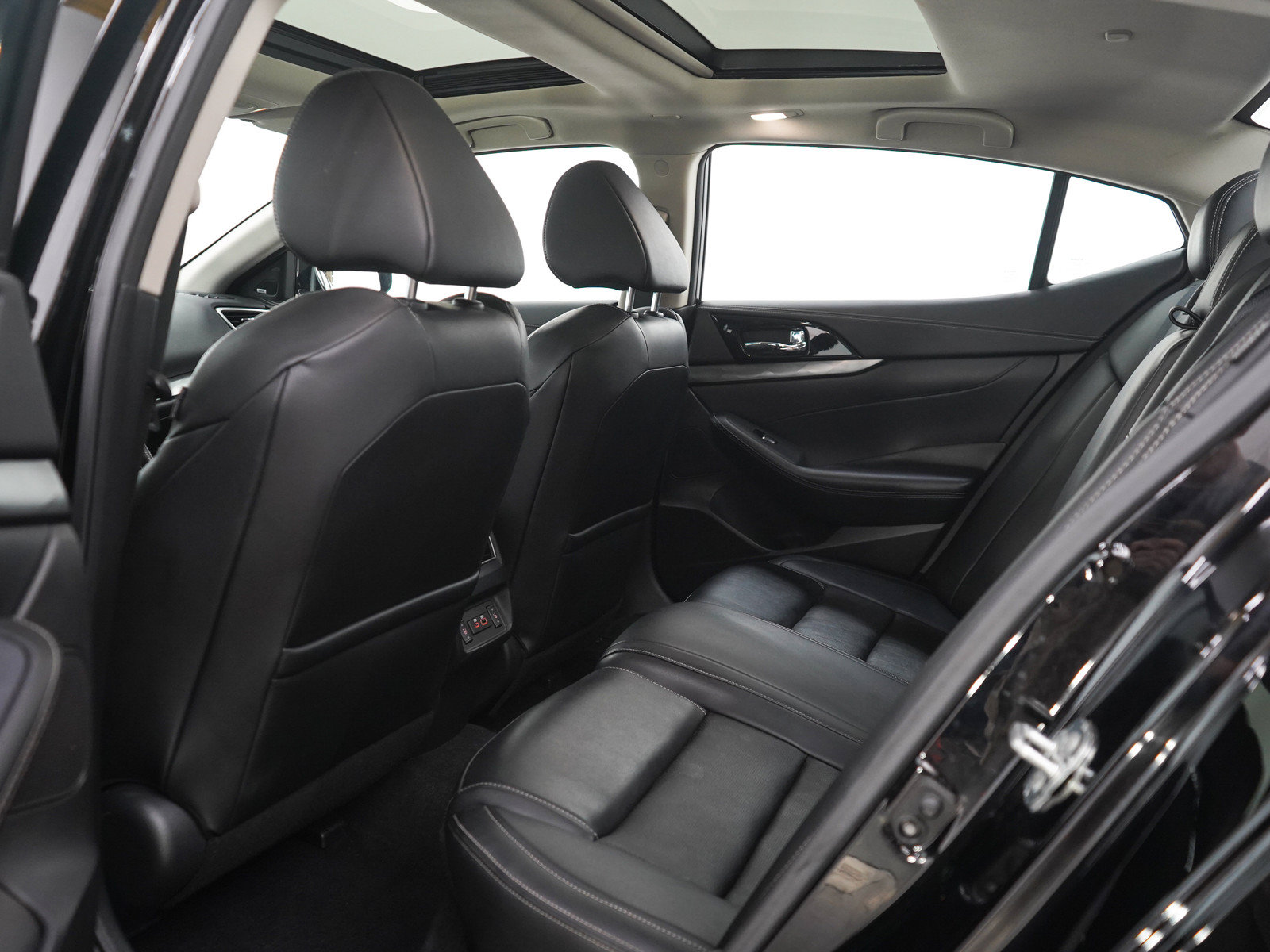 Used 2023 Nissan Maxima SL FWD image 18
