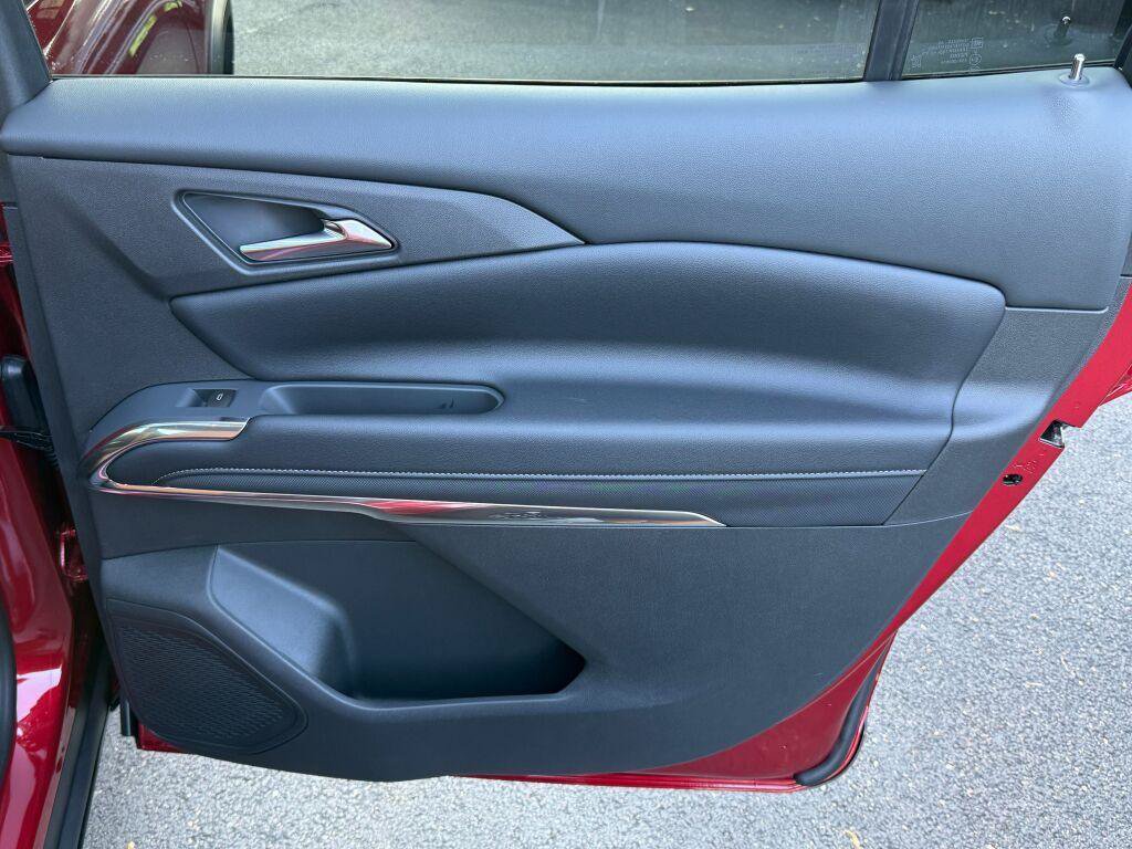 New 2027 Chevrolet Traverse Z71 w/ LPO, Floor Liner Package AWD/4WD image 10