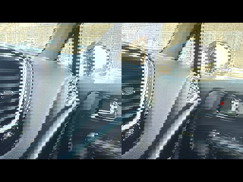 Used 2025 Chrysler Pacifica Select image 16