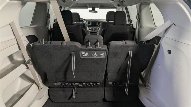 Used 2020 Chrysler Voyager LX image 18