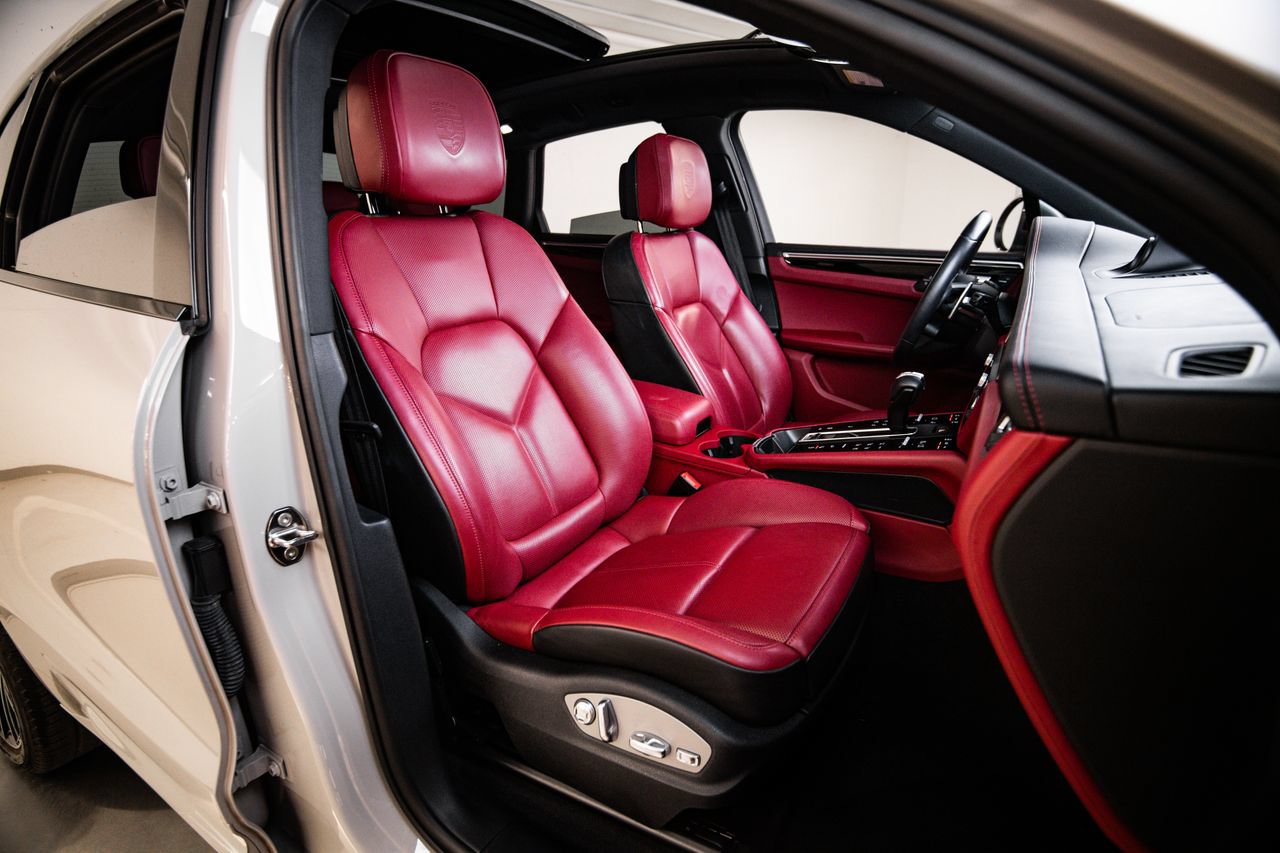 Certified 2023 Porsche Macan Turbo AWD/4WD image 29
