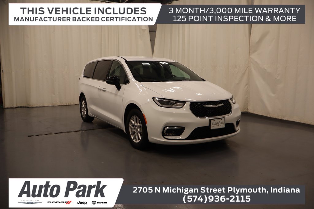 Used 2025 Chrysler Pacifica Select