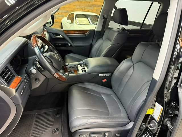 Used 2021 Lexus LX 570 4WD w/ Luxury Package image 18
