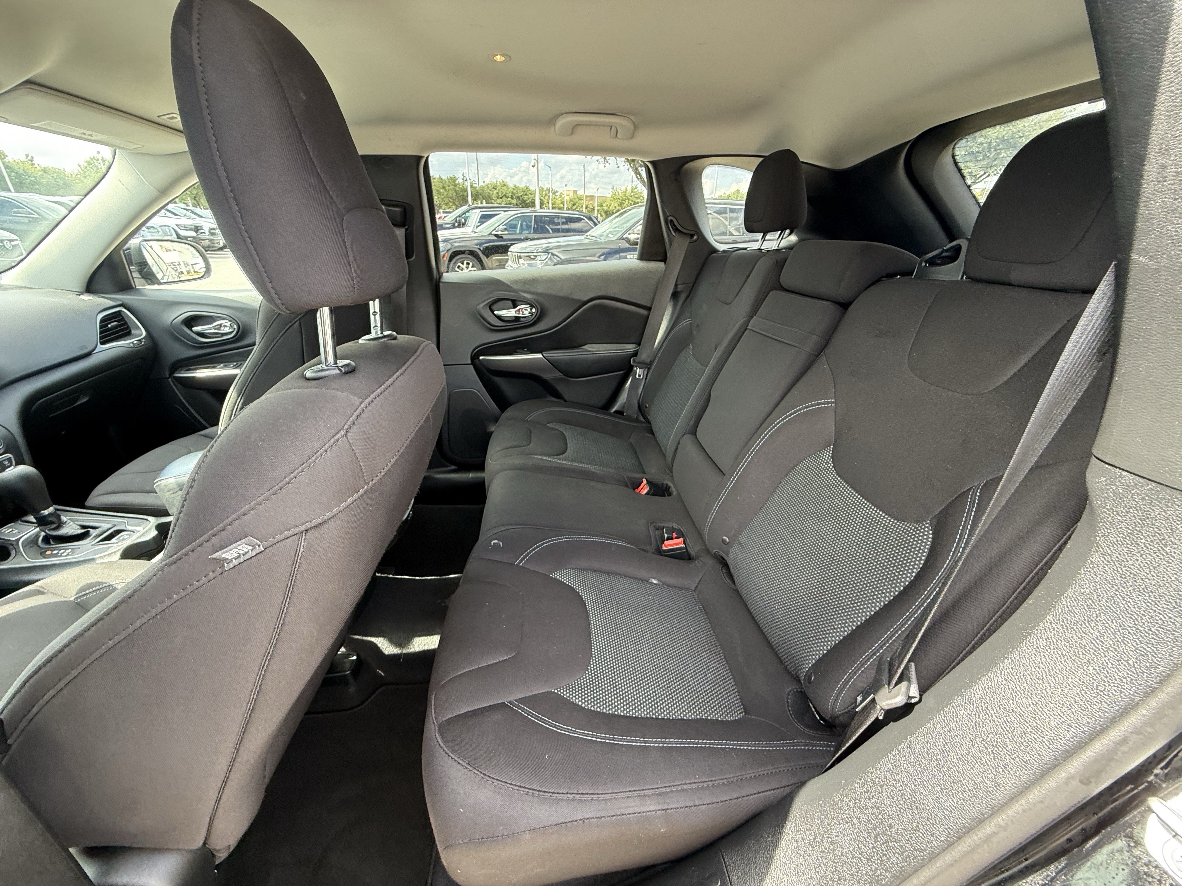 Used 2019 Jeep Cherokee Latitude w/ Popular Appearance Group FWD image 28