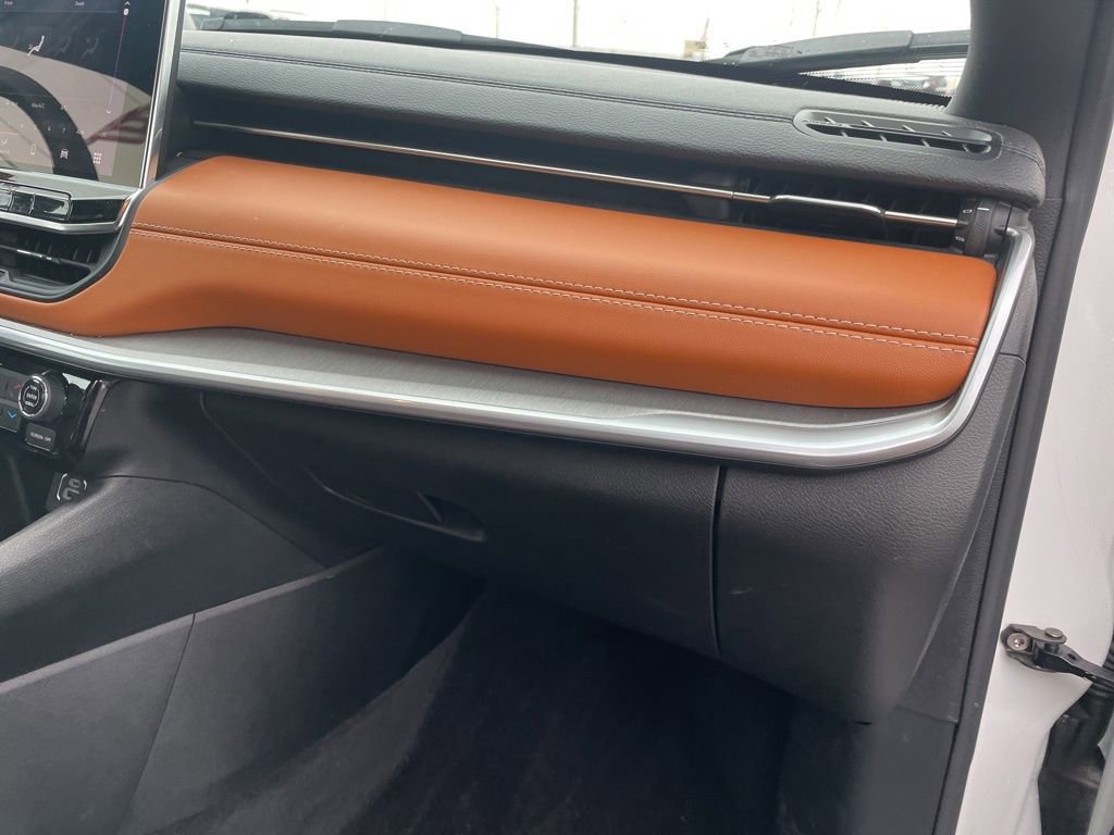 Used 2024 Jeep Compass Limited image 39