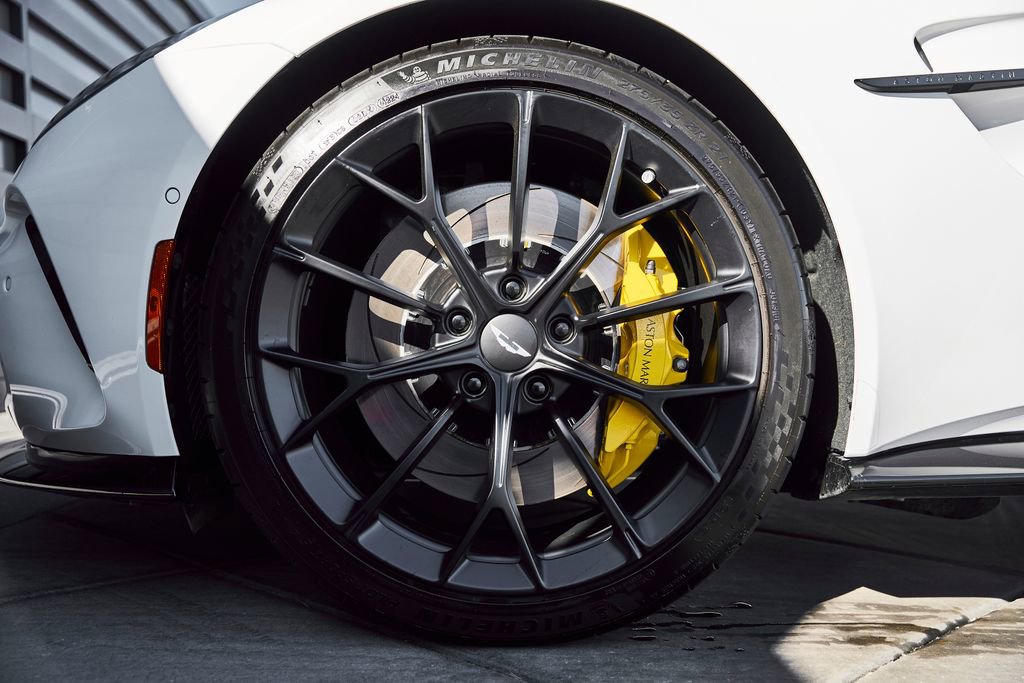 Used 2025 Aston Martin V8 Vantage Coupe image 3