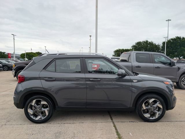 Used 2025 Hyundai Venue SEL FWD image 3
