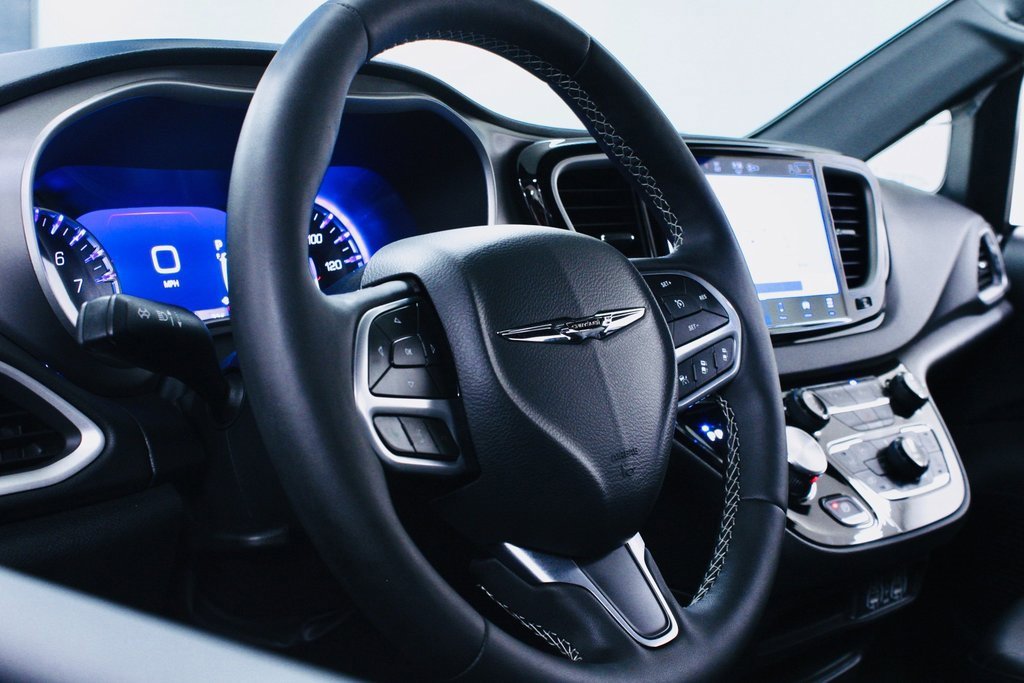 Used 2025 Chrysler Pacifica Select image 19