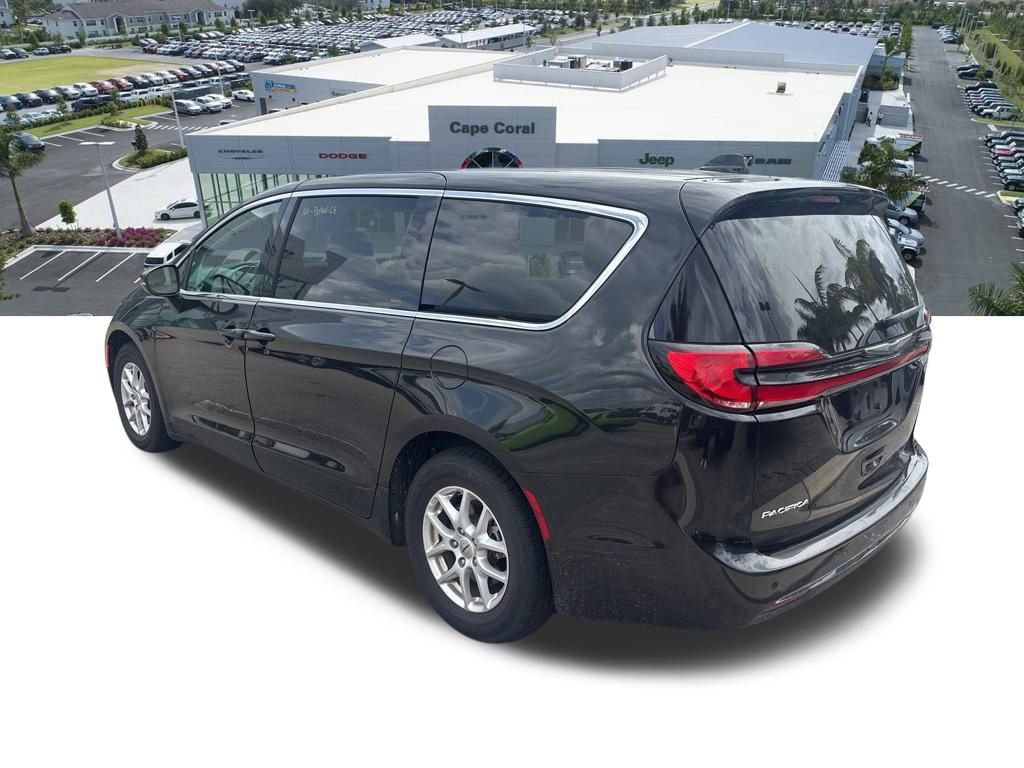 Used 2023 Chrysler Pacifica Touring-L FWD image 10