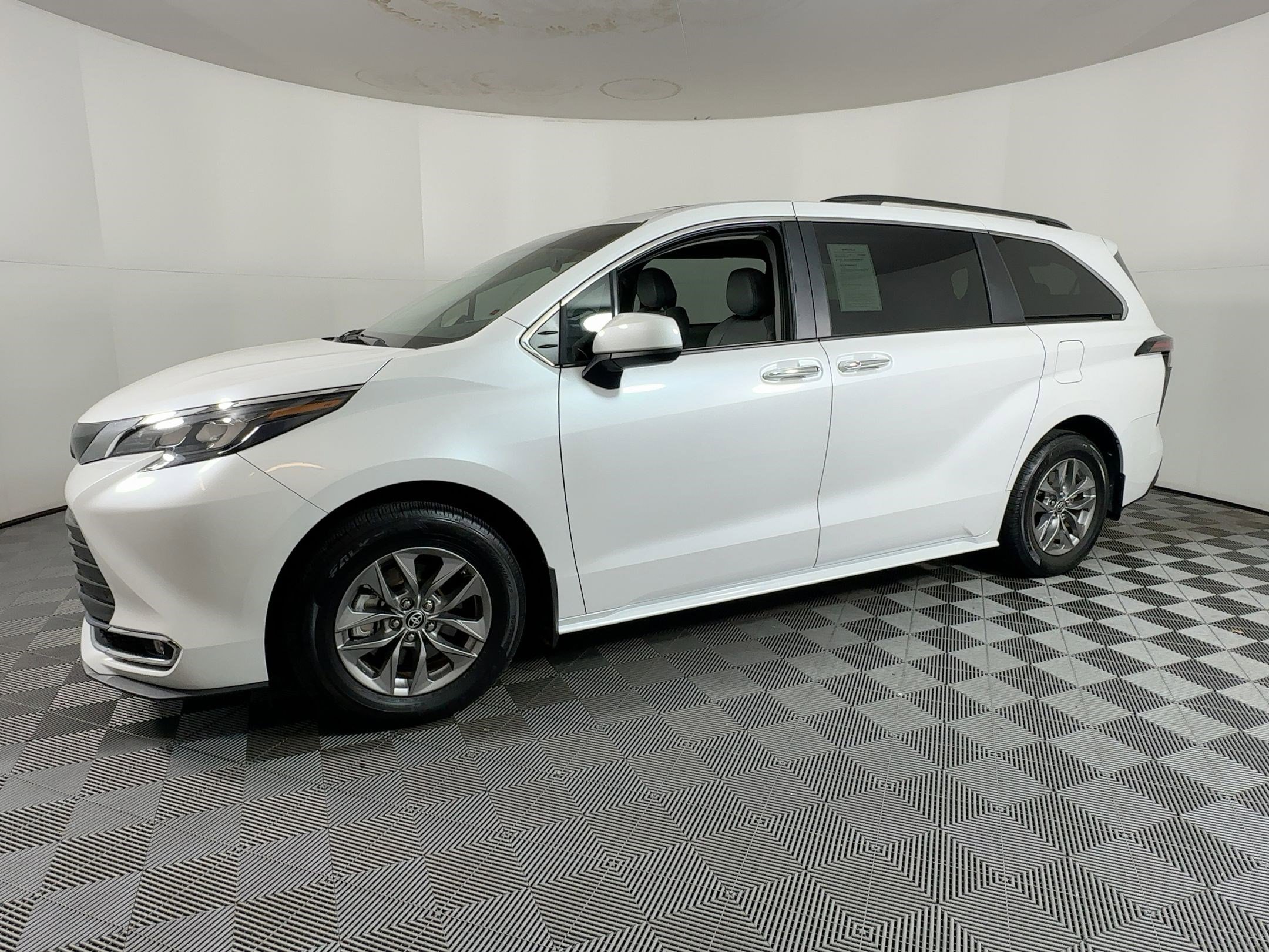 Used 2024 Toyota Sienna XLE image 19