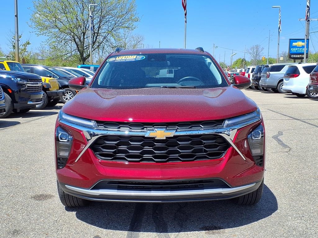 Used 2024 Chevrolet Trax LT w/ Driver Confidence Package FWD image 2