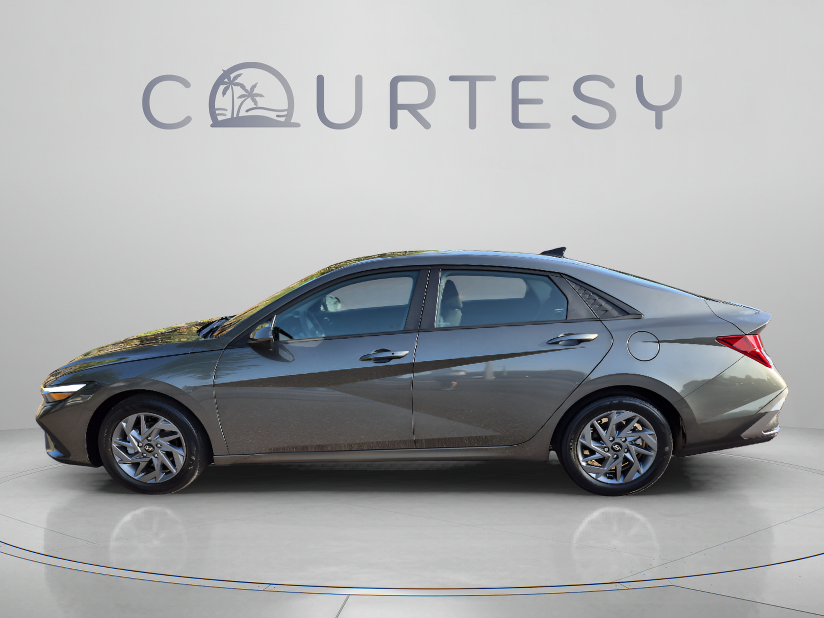 Used 2024 Hyundai Elantra SEL FWD image 2