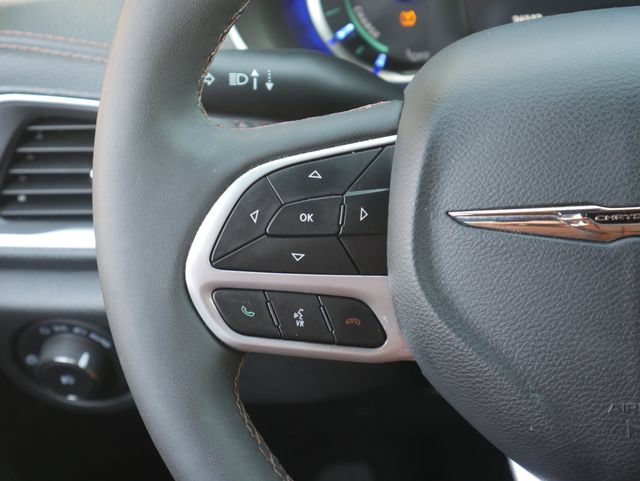 Used 2025 Chrysler Pacifica Pinnacle FWD image 19