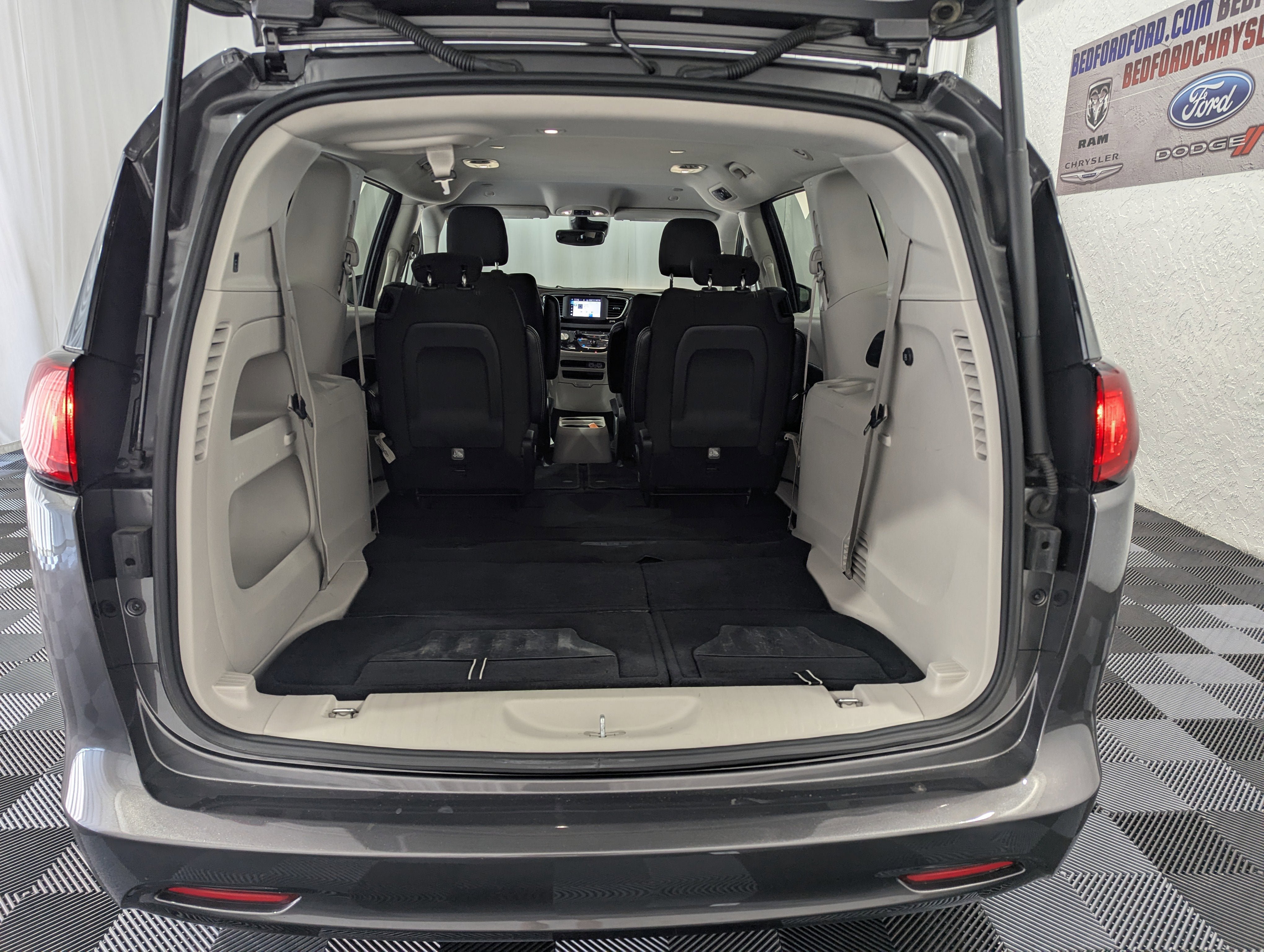 Used 2023 Chrysler Voyager LX FWD image 10