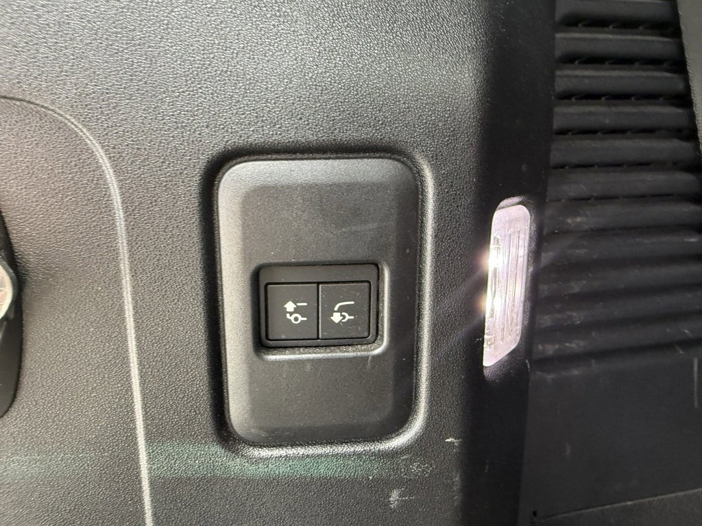 Used 2023 Land Rover Defender 130 X-Dynamic SE image 17