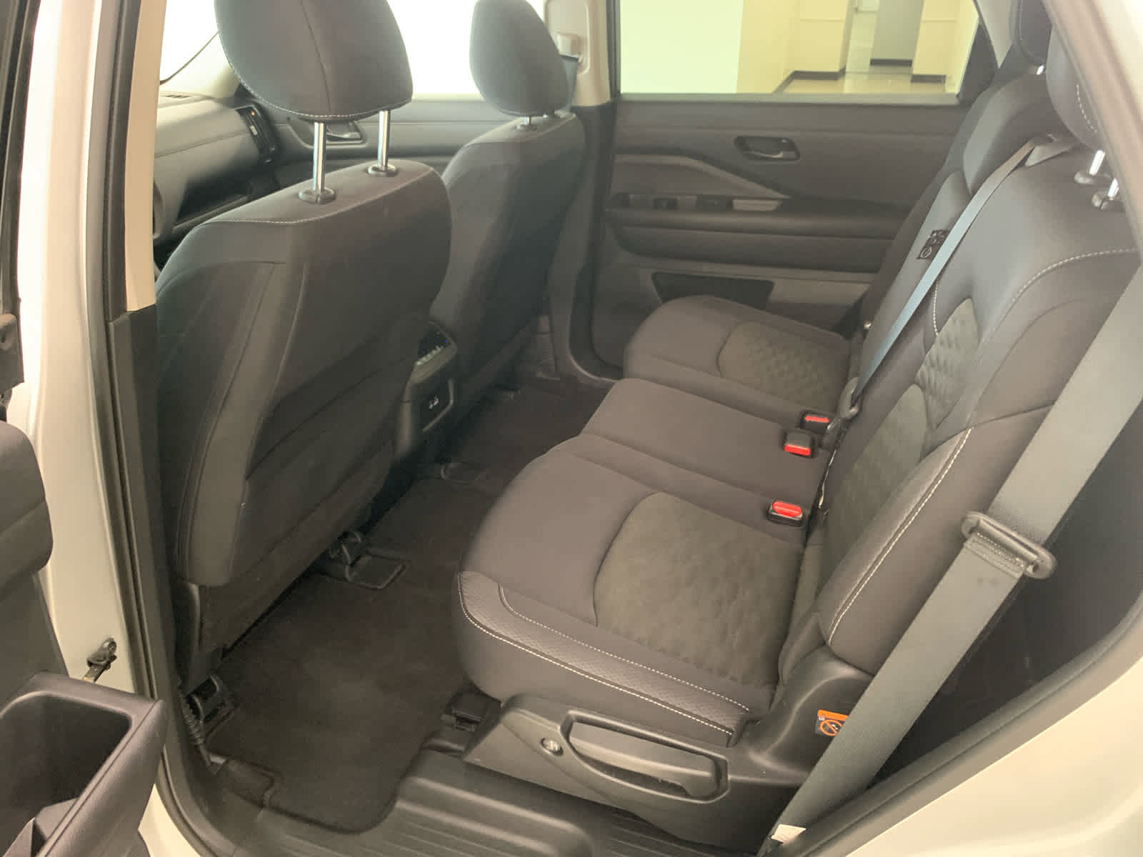 Used 2024 Nissan Pathfinder SV FWD image 14
