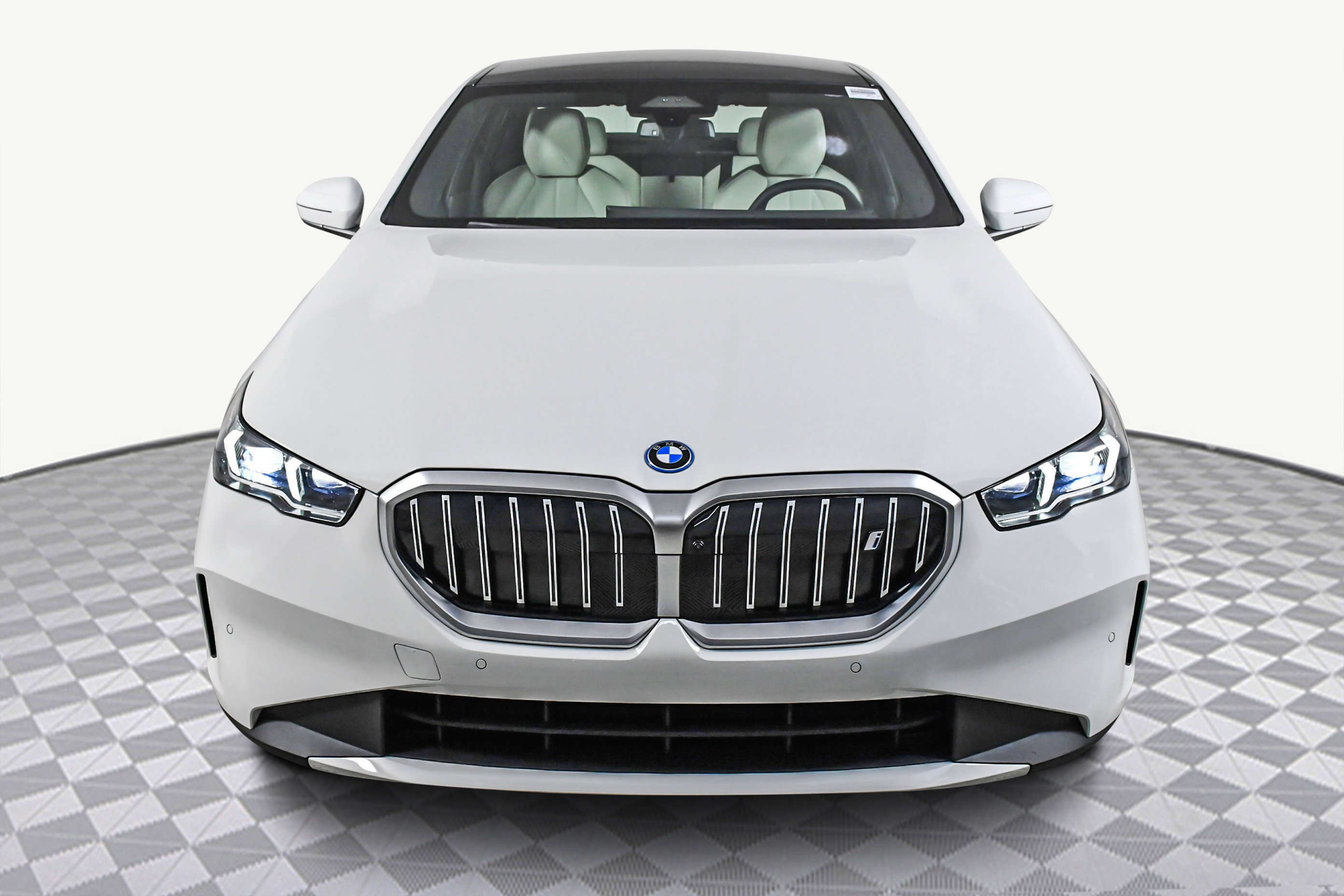 Used 2025 BMW i5 eDrive40i w/ Executive Package image 2