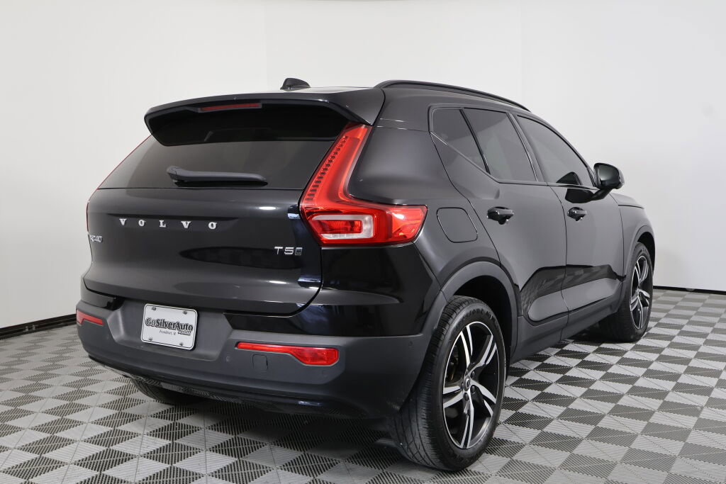 Used 2022 Volvo XC40 T5 R-Design image 2