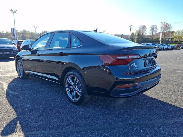 Certified 2023 Volkswagen Jetta SE w/ Panoramic Sunroof Package FWD image 4