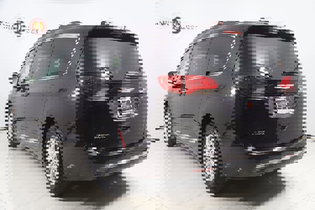 Used 2017 Chrysler Pacifica Touring-L image 4