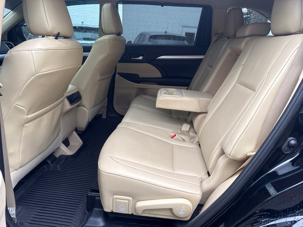 Used 2019 Toyota Highlander XLE AWD/4WD image 12