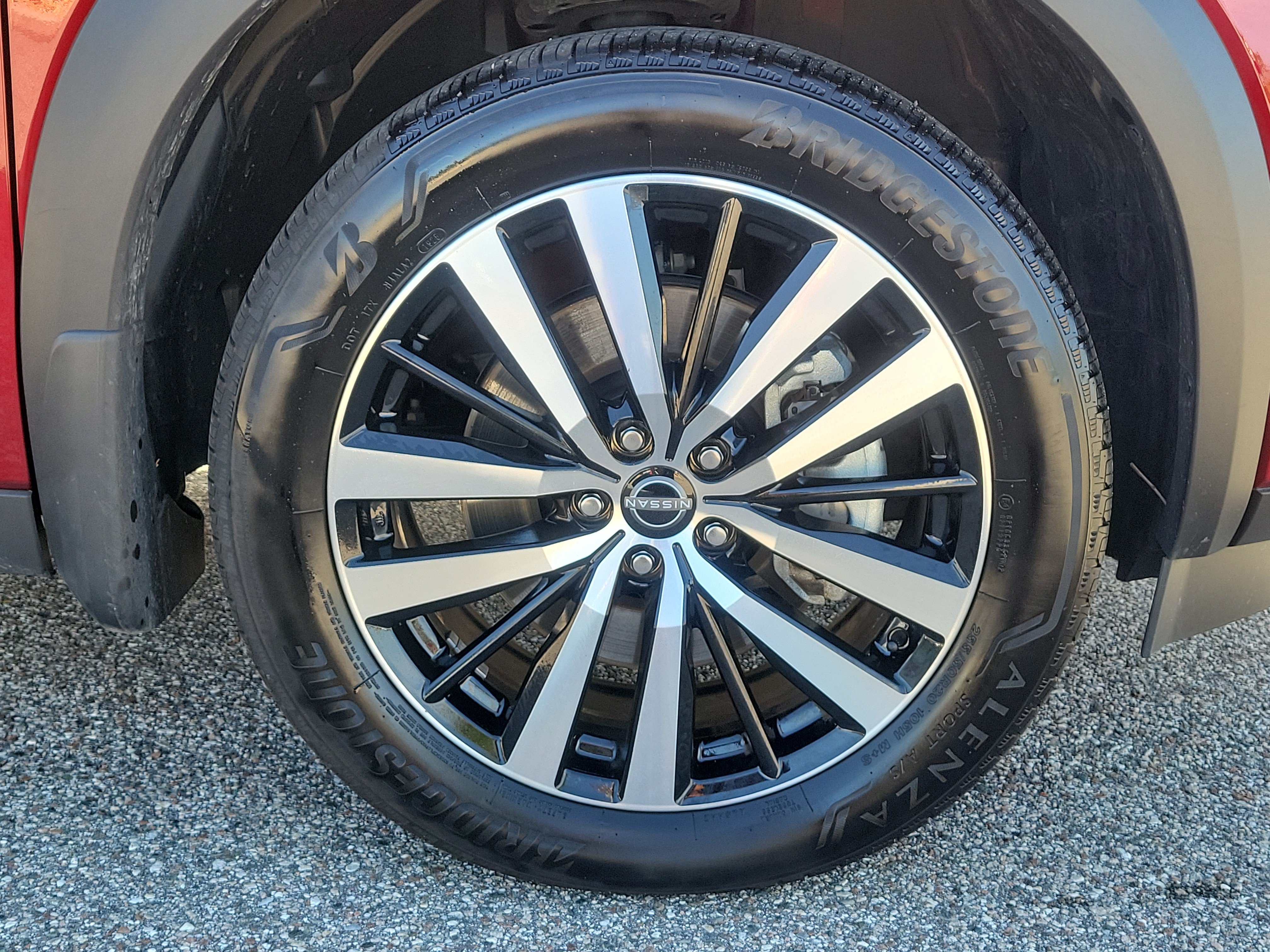 Certified 2025 Nissan Pathfinder Platinum w/ Black Appearance Package FWD image 10