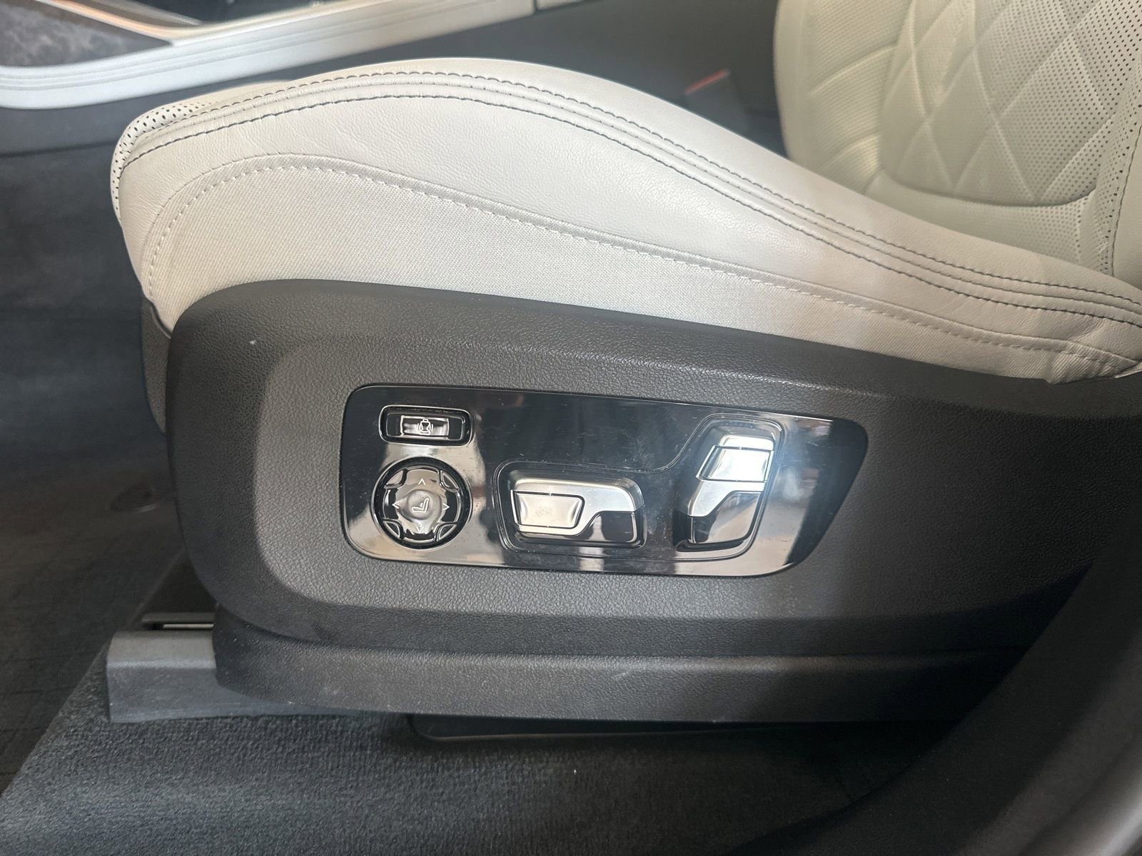 Certified 2023 BMW X7 xDrive40i w/ Premium Package image 24