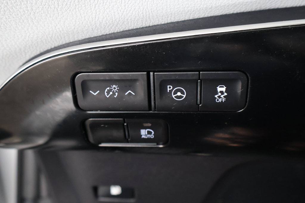 Certified 2020 Toyota Prius LE AWD/4WD image 24