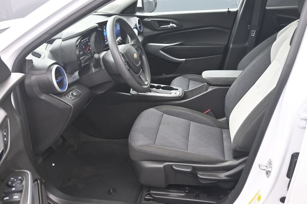 Certified 2025 Chevrolet Trax LS w/ LS Convenience Package FWD image 10